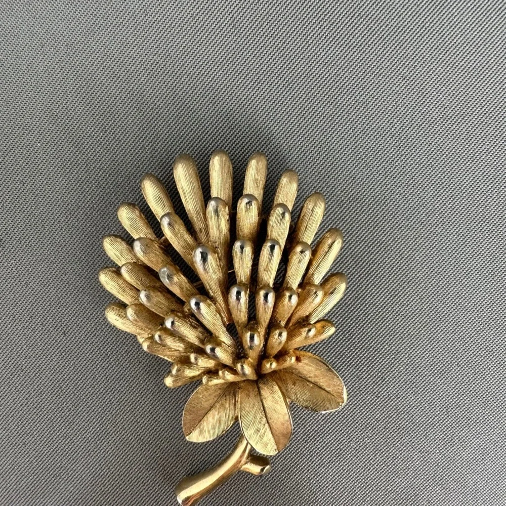Vintage Trifari Crown Gold Tone Thistle Brooch and Clip On Earring Set Signed‎